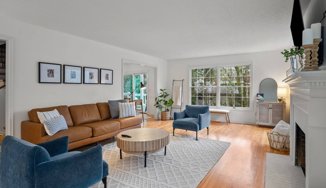 Newly Renovated Lake O Home for the Summer ! Central and Walkable! Swim Passes