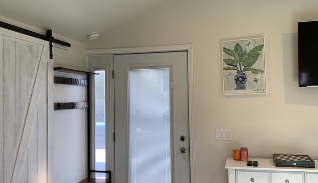 Newly renovated private Cottage with pool and hottub! 5 min to beach!
