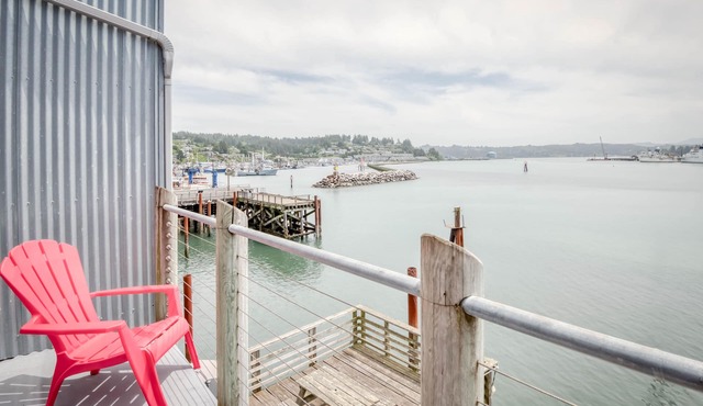 Newport Bayfront Studio with Fireplace has Smashing Views!
