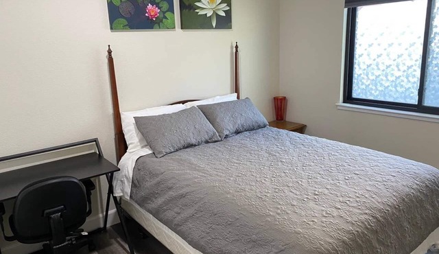 Nice & Quiet Private Room, Centrally Located, AC, Free Parking
