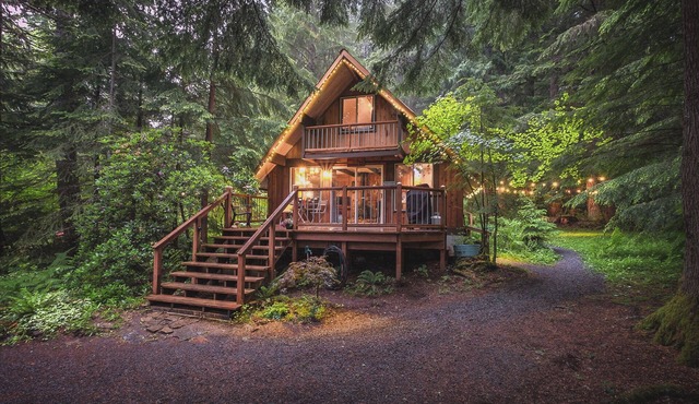 Nisqually Nest Mt Rainier hot tub and sauna