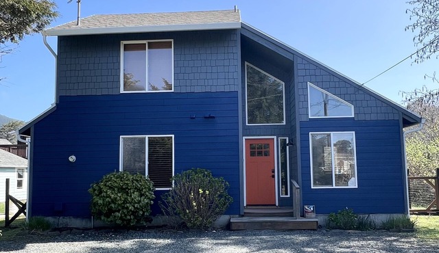 No Host Fees! Lovely, well equipped, dog friendly home, 3 blocks from the beach!