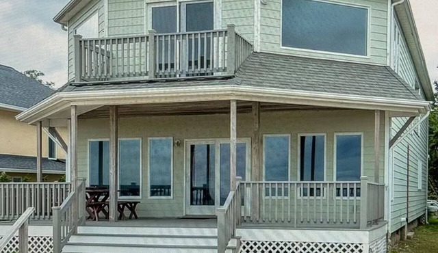 North Shore Breezes Beachfront Home in Asharoken Pet Friendly/Event Friendly