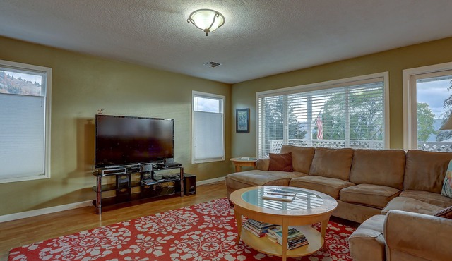 Northern Lights, Hot Tub, Steps to Downtown White Salmon