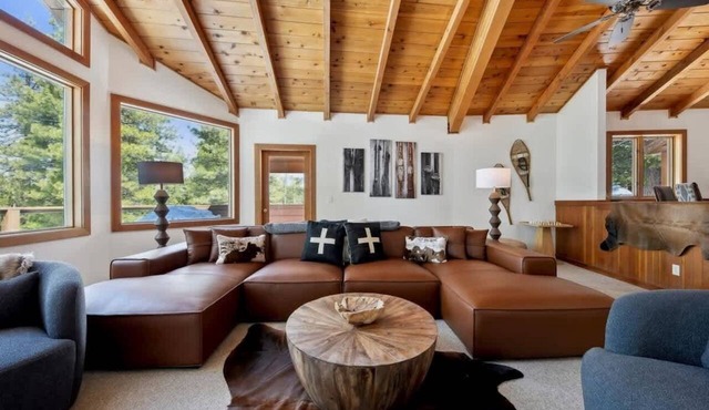 Northstar Adventure Lodge: 6 Bedroom, 9 Beds, Game Room with Pool Table, 85" TV, HOA Pool+Hot Tub