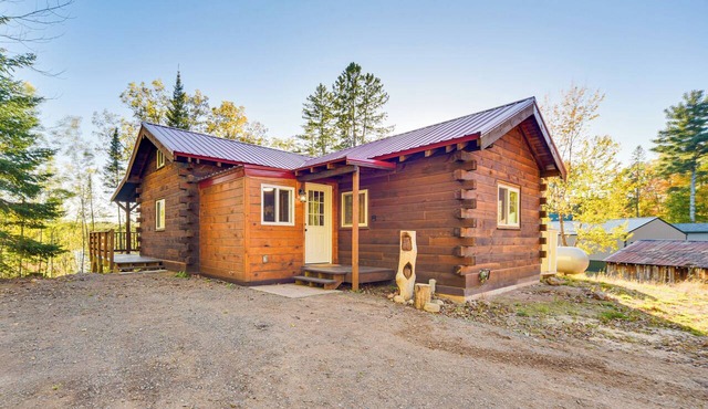 Northwoods Nature Escape! Lakefront Hayward Cabin