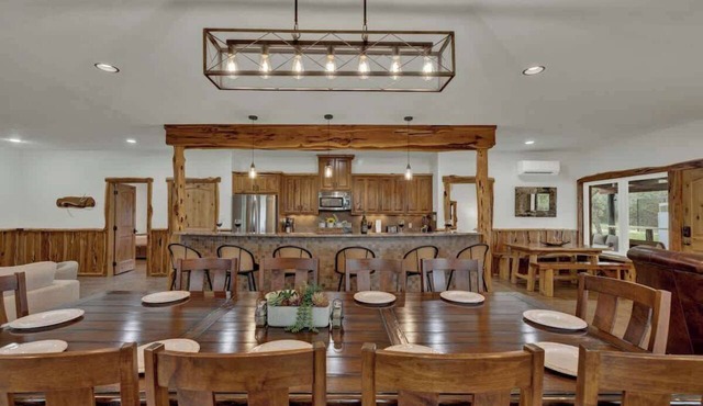 Oakridge Ranch - Pool,hot Tub, Pickleball Court, Whiskey & Wine Room in Johnson City