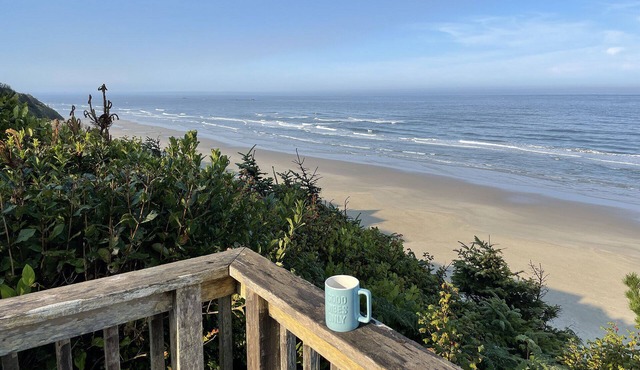 Ocean Front with Spectacular Views! 2 Bedroom, 2 Bath! Seal Rock!