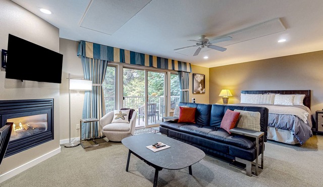 Ocean/mountain view condo with balcony & lovely location near Moran SP