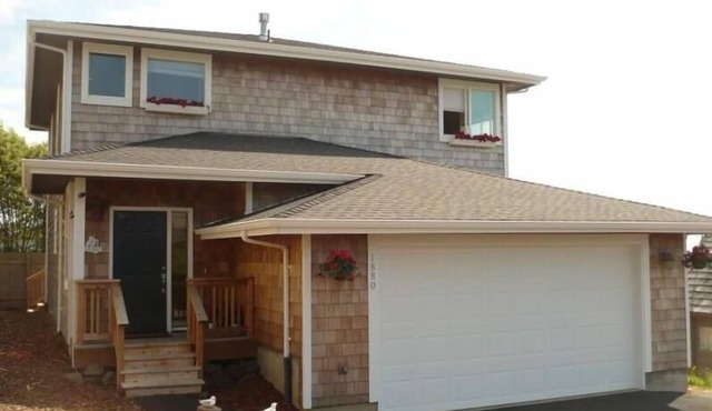 Ocean View with 3 Master Suites in Roads End!