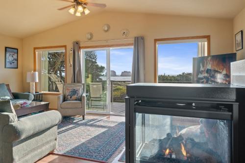 Oceanfront Family Cabin 4 BR Wrap-Around Deck