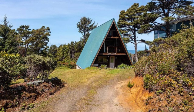 Oceanview A-Frame Cabin - Iconic 70's Architecture by the Sea