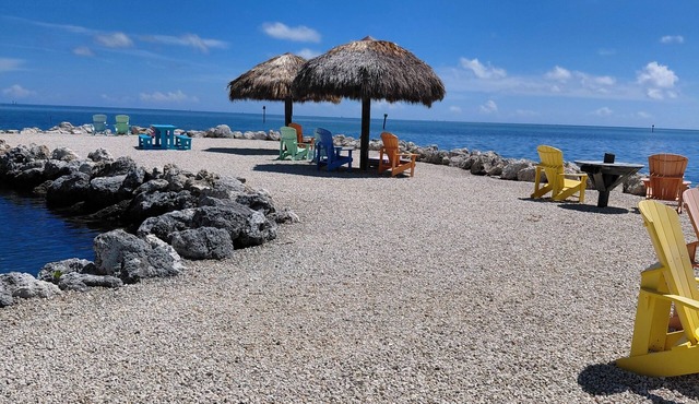 OCEANVIEW, ISLAMORADA - newly refreshed concrete conch cottage & tiki