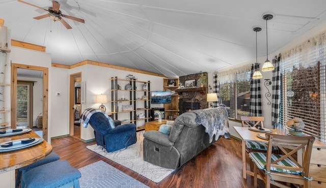 Octogon Cabin with SHARC passes, close to Park, SHARC, Village