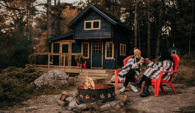 Off-Grid Summer Getaway | BBQ & Patio | Glamphouse in Gravenhurst