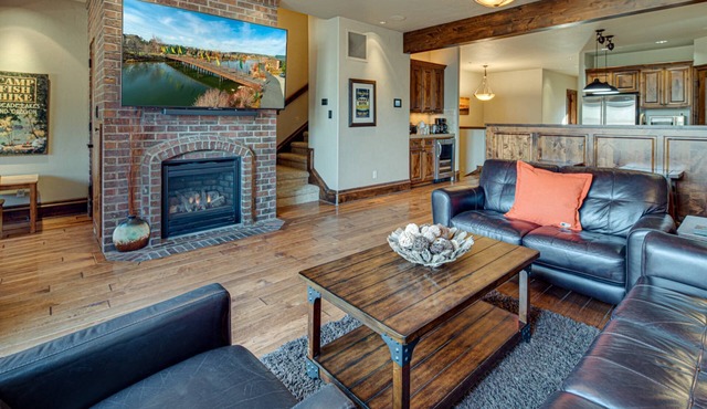 Old Mill Townhome Steps from River and Trails, Shops, Restaurants, Fireplace, A/C, Dog Friendly.
