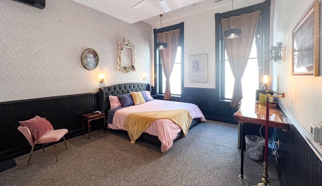 Oliver Inn | Suite 18 | Sarah Burger Stearns