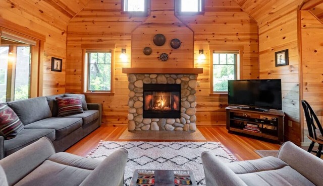 On the River Wooded Bliss Cabin near Loloma Lodge