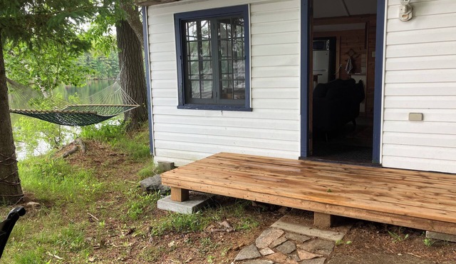 One room cabin, kitchenette, king bed, washroom with shower in Minden Hills