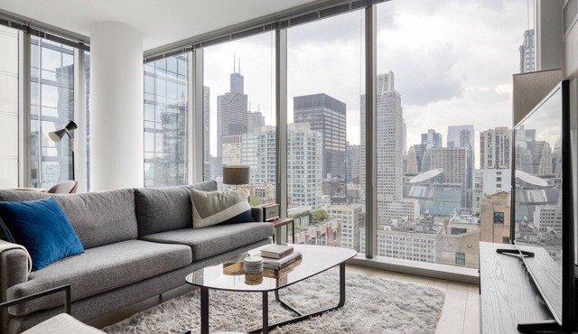 Open Loop 2BR w/Lounge & Gym, nr Chicago Riverwalk, by Blueground in Chicago