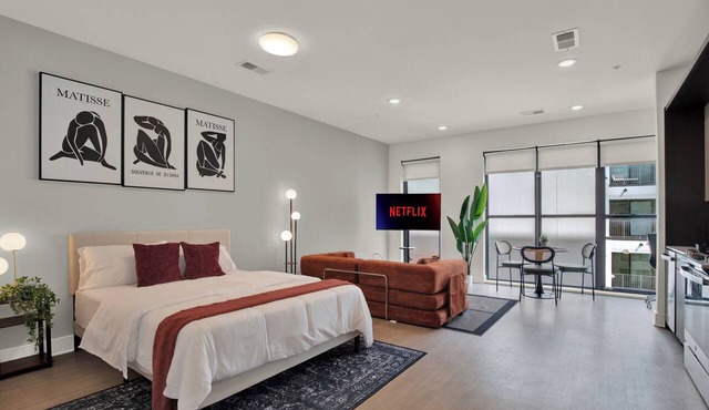 OTR Queen Suite | Pool, Gym & Rooftop in Cincinnati