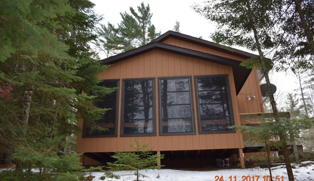 Otter Bay Cabin.A Beautifully Furnished Lakefront All Season Cabin!