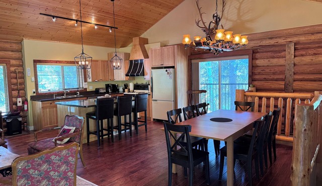 Our luxury log home is perfect for your next family or friend getaway. in Anglemont