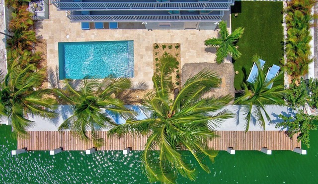 P56 - Beautiful 6 bedroom/5 Bathroom Pool Home in Key Colony Beach. Accommodates 12 guests max.