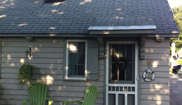 Parkview Cottage #9 Sleeps 2- Only 1/2 block to the Beach