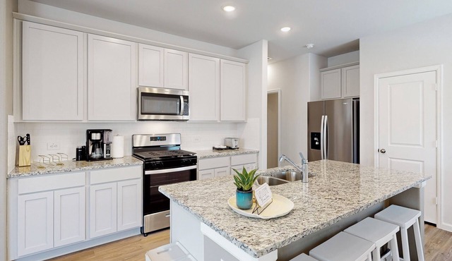 Patio Dining & Yard: Porter Escape, 3 Mi to Golf
