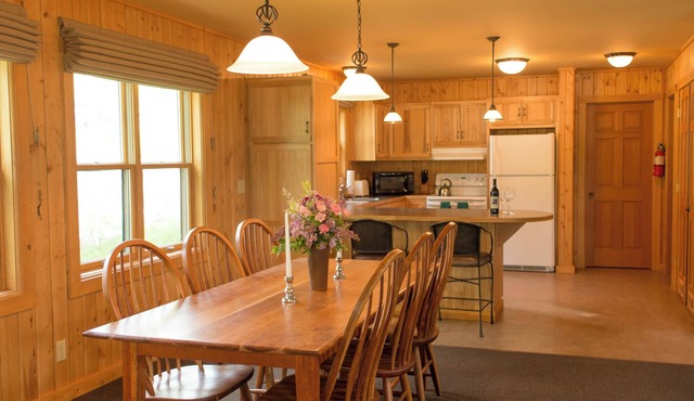 Patterson Lake Cabin Loft Suite - 2 Queen/1 Twin in Winthrop