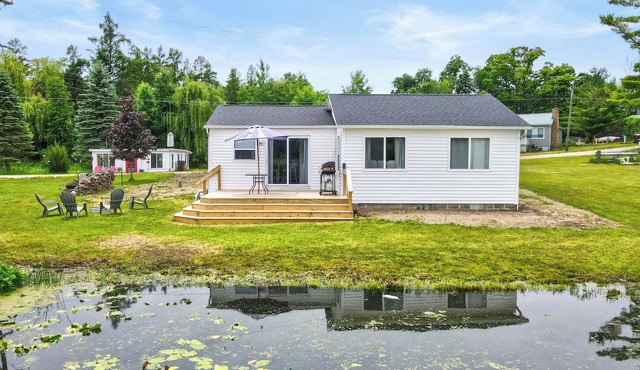 Peaceful 2-bedroom cottage with AC in beautiful Six Lakes