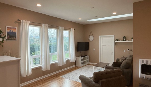 Peaceful and private. Brand new 2 bedroom private estate apartment.