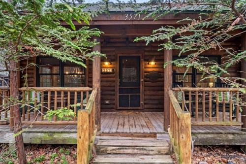 Peaceful Forest Cabin with Hot Tub, Fireplace & Outdoor Lounge in Saugatuck, Michigan