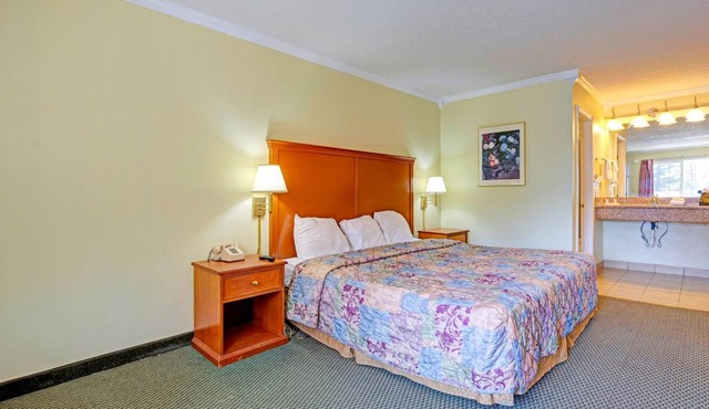 Peaceful King Room w/Free Parking | Pets Allowed | Free Parking