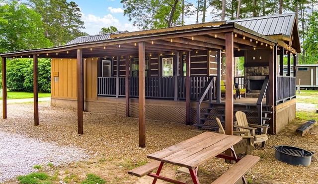 Peaceful Lakefront Tiny Cabin Nestled in the Sabine National Forest for a Romantic Escape in Hemphill, Texas