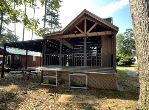 Peaceful Lakefront Tiny Cabin Nestled in the Sabine National Forest for a Romantic Escape in Hemphill, Texas in Hemphill