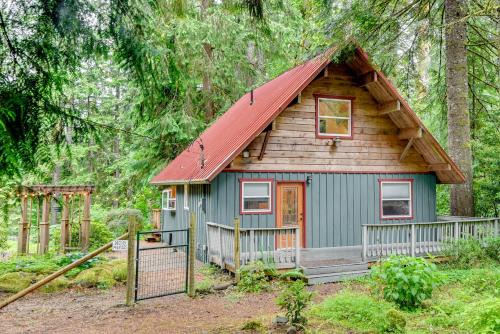 Peaceful Mt. Hood Cabin w/Hot Tub & Fire Pit!