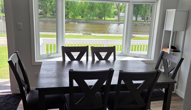 Peaceful Riverfront - all amenities for fishing or friends/family getaway!