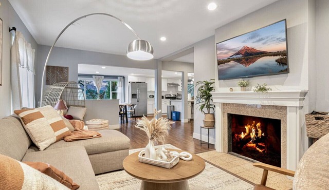 Peaceful Upper Unit in Edmonds | Mins to Ferry