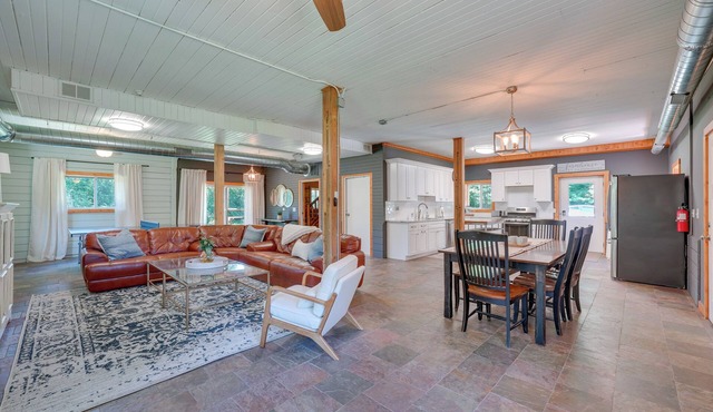 Peaceful Warrenville Home: 1 Mi to Herrick Lake!