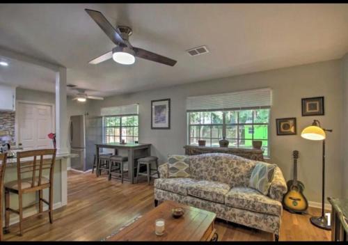 Pensacola Paradise - 3BR 2Full Bath cottage in upscale area 5 min to beach and downtown
