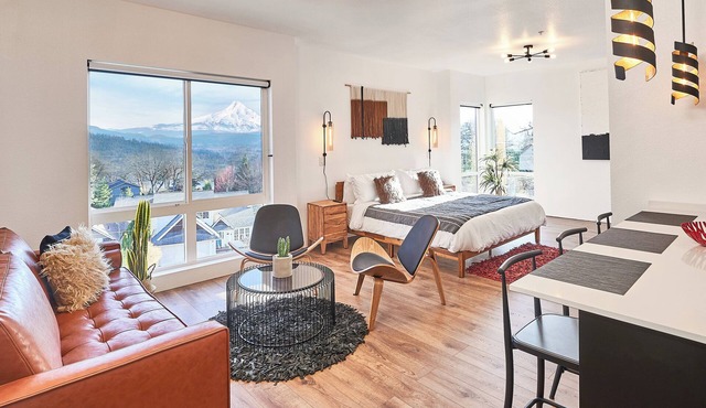 Penthouse deluxe studio, Mt Hood views, downtown White Salmon, suite 12