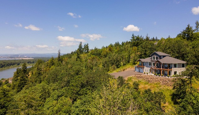 Perched on the Edge! Stunning Bluff with Wide River Views @ Kalama Oaks Lodge
