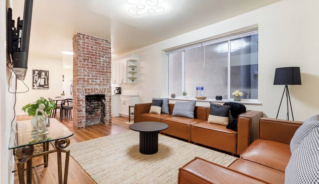 Perfect 6-bedroom Home in Uptown - Mins to San Francisco. Perfect getaway