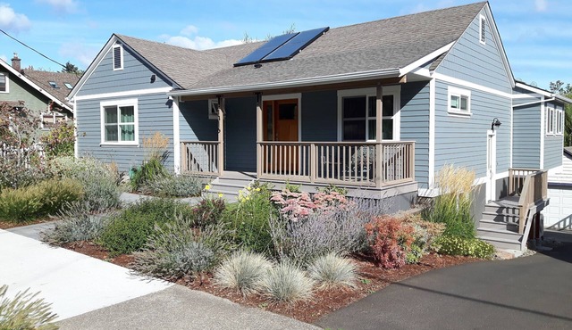 Perfect for GROUP gatherings! Short walk to Downtown HR, river views