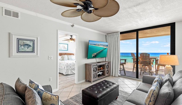 Perrydise Beautifully Updated Condo Beach Service