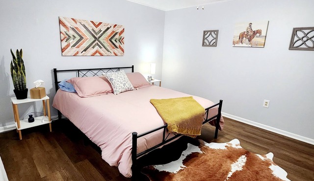 Pet-Friendly 1BR Suite, Walk to Quilt Co, Travel Nurse Ready, Wi-Fi + Kitchen in Hamilton