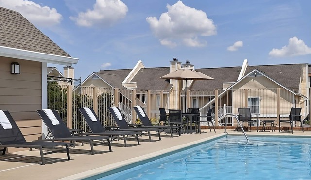 Pet-friendly Accommodation W/Full Kitchen! FREE Parking, Pool, Tennis Court!