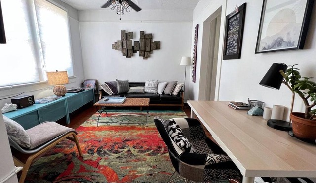 Pet-friendly Algiers stay w record player in New Orleans